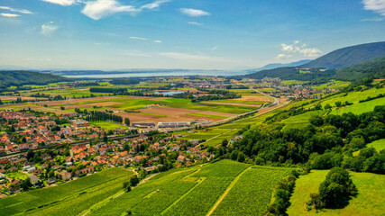 Fototapeta na wymiar Luftbildaufnahme vom den Städten Neuenstadt und Le Landeron am Bieler See, Schweiz (August 2021)