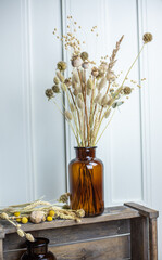 Vase mit getrockneten Gräsern und Blumen in Vase Interieur Dekoration