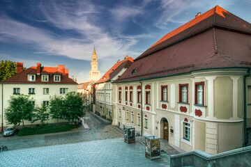 Muzeum Śląska Opolskiego przy ul. świętego Wojciecha i ratusz w Opolu