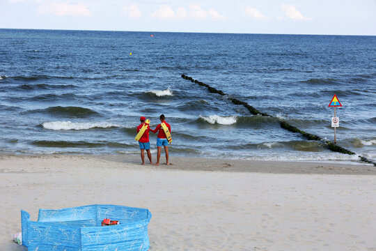 Zakaz kąpieli czerwona flaga i ratownicy na posterunku.