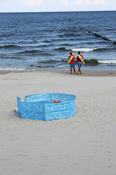 Zakaz kąpieli czerwona flaga i ratownicy na posterunku.