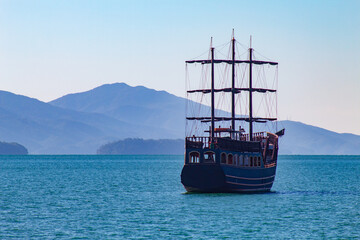 Navio pirata em uma paisagem azul em dia de sol em Florianópolis, Brasil