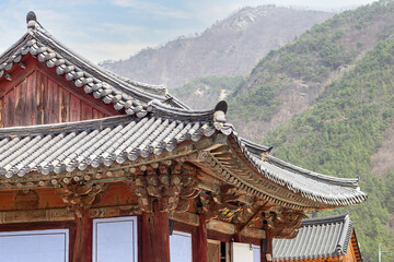 Fototapeta premium Roof of religious building in buddhist temple Songgwangsa, South Korea