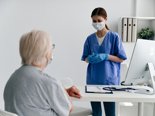 Obraz premium woman in medical gloves communicates with a patient hospital covid-19 passport doctor