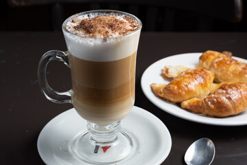 cafe capuchino con croissants