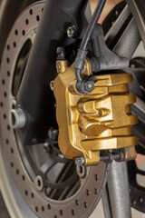 Detailaufnahme der Vorderbremse eines Motorrads