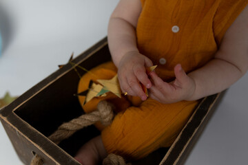 Obraz premium the child takes the stars with his hand. children's party