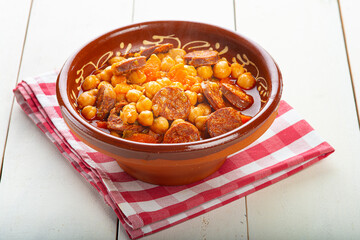 Garbanzos con chorizo comida casera tradicional española