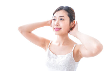 スキンケアをする若い女性