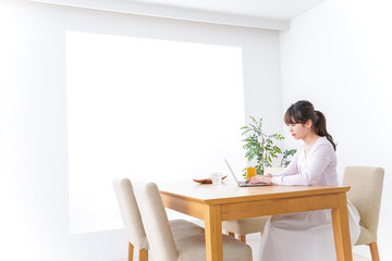 カフェで仕事をするビジネスウーマン