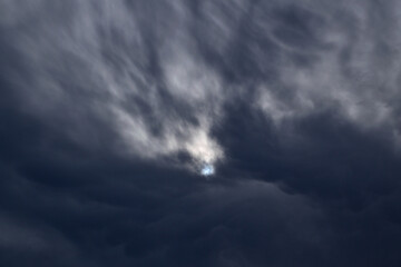 sol entre nubes de tormenta
