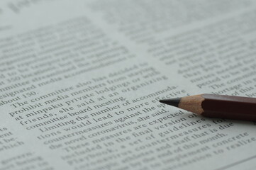 英字新聞と鉛筆