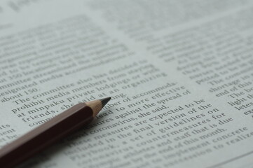英字新聞と鉛筆