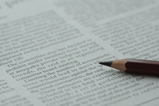 英字新聞と鉛筆