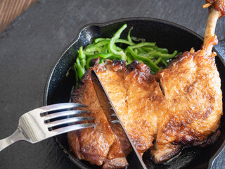 香川県の名物料理、骨付鳥のクローズアップ。スパイスで味を付けた骨付き鶏もも肉。