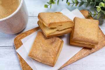 ホットビスケットとカフェオレ