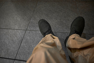 ベージュ色のパンツとグレーのブーツ