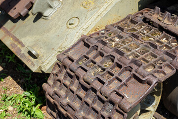 The metallic old rusting band of the tank.