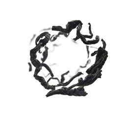 Verduisterende rolgordijnen Thee assortiment Gedroogde zwarte thee close-up zwevend op witte achtergrond