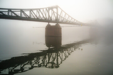 Der Eiserne Steg in Frankfurt am Main bei Nebel