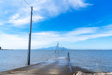 Fototapeta premium [熊本県]晴天の長部田海床路と雲仙普賢岳