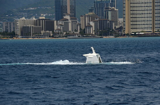 U Boot vor der Skyline von Waikiki Beach auf der Insel Oahu, Honolulu, Hawaii