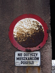 Stary zardzewiały znak w Polsce (Nie dotyczy mieszkańców posesji) 