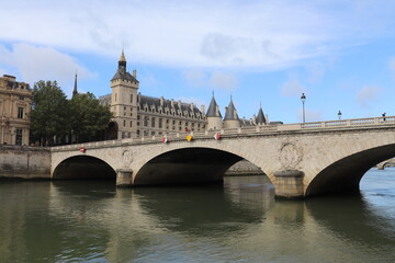 Fototapeta na wymiar Le pont au Change sur le fleuve Seine, avec la Conciergerie en arrière plan, ville de Paris, France