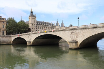 Obraz premium Le pont au Change sur le fleuve Seine, avec la Conciergerie en arrière plan, ville de Paris, France