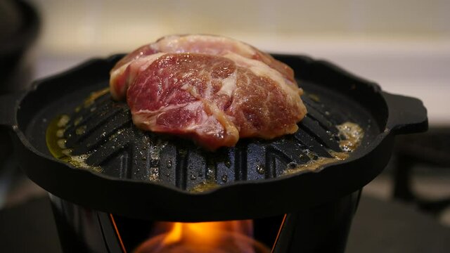 ジンギスカンの動画。一人用ジンギスカン鍋で焼いてるラム肉。