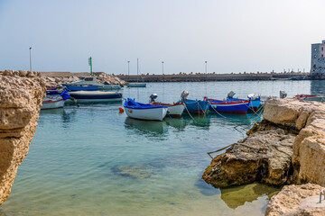 pomalowane na tradycyjne kolory regionu Puglia małe łodzie rybackie - obrazy, fototapety, plakaty