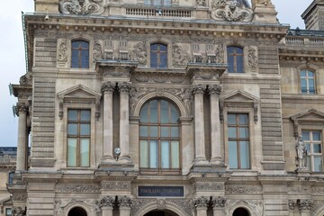 Fototapeta na wymiar palace of louvre paris
