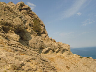 Fototapeta na wymiar Wystające fragmenty skał na tle morza Czarnego, Krym, Ukraina