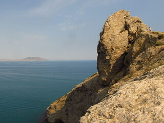 Wystające fragmenty skał na tle morza Czarnego, Krym, Ukraina - obrazy, fototapety, plakaty