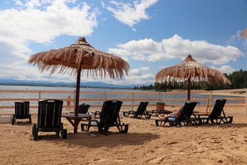 Bar z palmami nad jeziorem © Monika