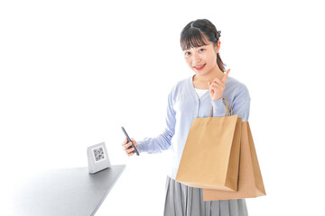 QRコード決済をする若い女性