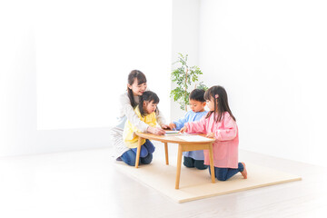 保育士と子どもたち