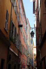 Fototapeta na wymiar Historische Fassaden in der Altstadt von Nizza, Frankreich