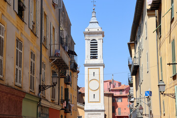 Der Turm der Kathedrale von Nizza von einer Gasse in der Altstadt aus gesehen
