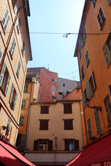 Fototapeta na wymiar Historische Fassaden in der Altstadt von Nizza, Frankreich