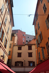 Obraz premium Historische Fassaden in der Altstadt von Nizza, Frankreich