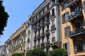 Sanierte Altbauten des 19. Jahrhunderts im Viertel Jean-Médecin und in der Innenstadt von Nizza, Frankreich