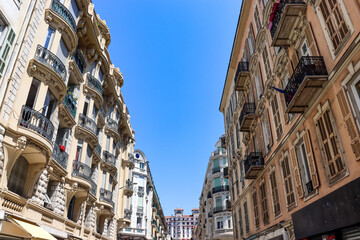 Fototapeta na wymiar Sanierte Altbauten des 19. Jahrhunderts im Viertel Jean-Médecin und in der Innenstadt von Nizza, Frankreich