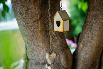 caseta de chapa color blanco, colgada para pájaros, artículo de decoración para arboles y plantas