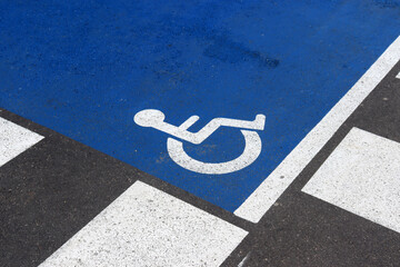 Neue Markierung auf dem Asphalt zeigt das Symbol für Behindertenparkplatz