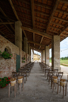 Veduta panoramica della barchessa con all&rsquo;interno file di sedie allineate e preparate per la celebrazione del rito di matrimonio civile 
