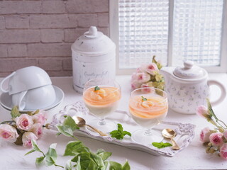 薔薇をモチーフ 桃のゼリーでティータイム