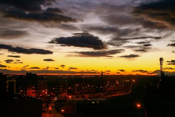 Puesta de sol sobre Madrid en el barrio de Fuencarral, España. Imagen escénica que transmite relajación con colores cálidos.