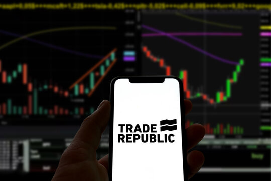 Trade Republic Logo wird auf einem Smartphone angezeigt, Broker, Trading, Investieren, B&ouml;rsenhandel, Aktienhandel, Neobroker, 2021	
