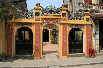 Fototapeta na wymiar gate of a temple (or a palace ?) in hoi an in vietnam 